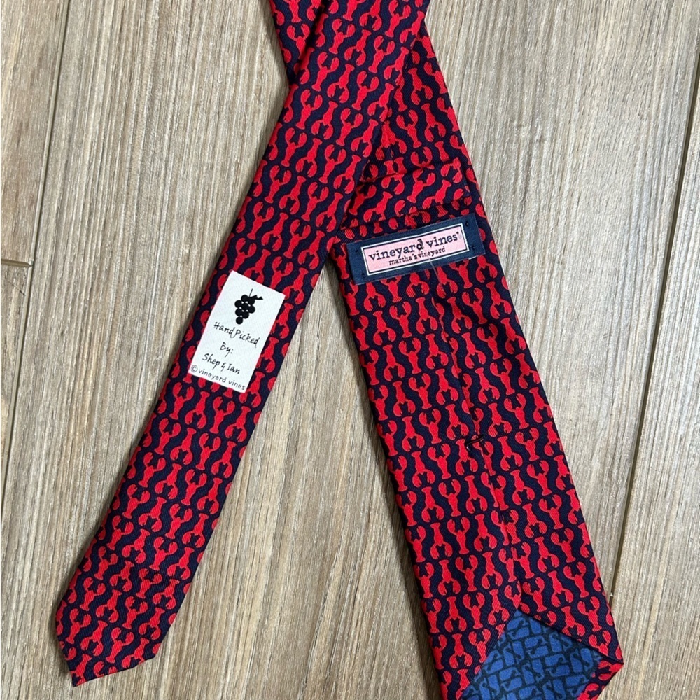 Vineyard Vines | Red and Navy Lobster Patterned Skinny Necktie
